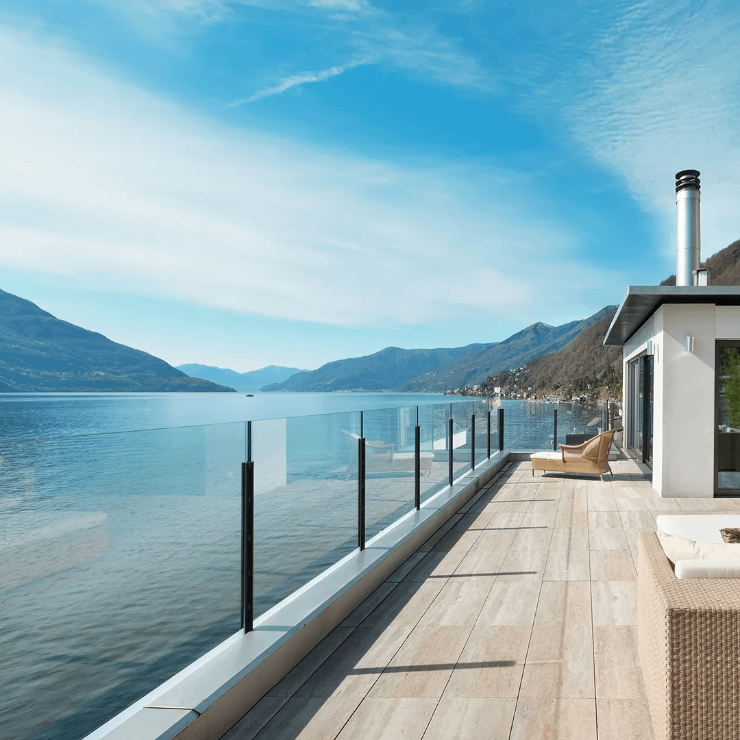 amura-system-exterior Terraza exterior con sistema de impermeabilización para balcones y cubiertas transitables frente a cuerpo de agua.