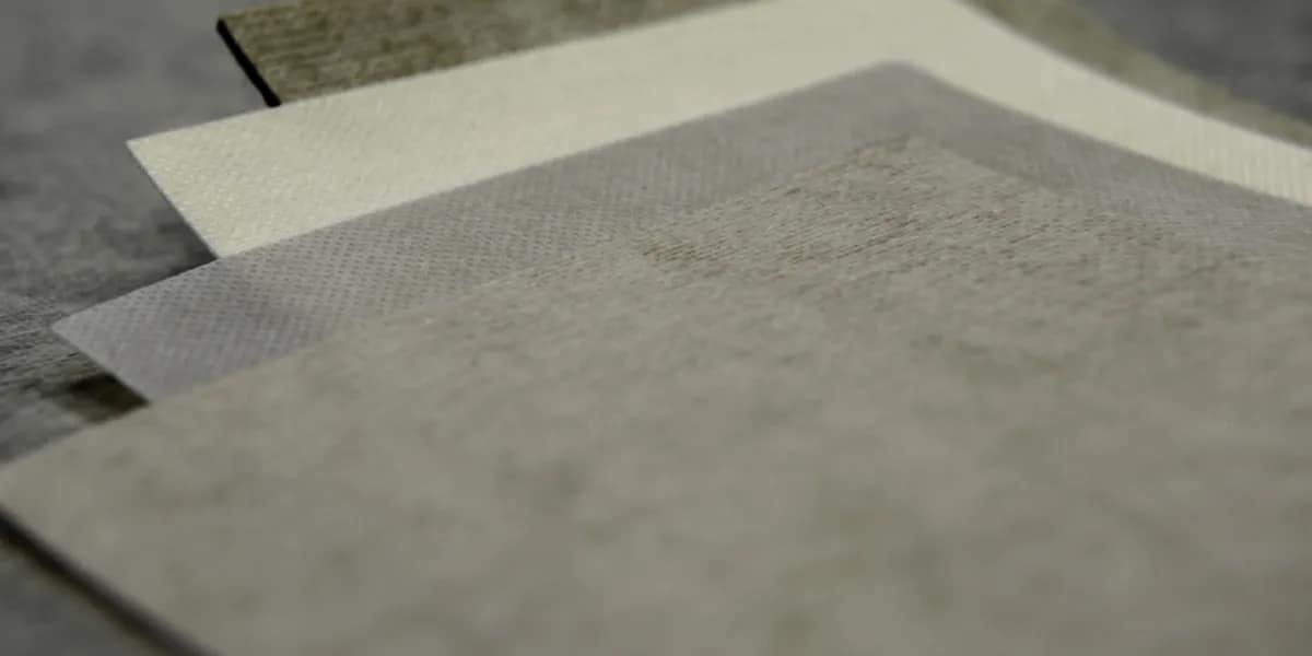 amura-system-sistema-amura-impermeabilizacion-1 Detalle de capas del sistema de impermeabilización AMURA con membrana continua aplicada bajo revestimiento.