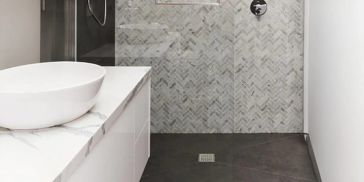 amura-system-sistema-drenaje-y-canalizacion-baño Sistema de canalización y drenaje integrado al sistema constructivo, aplicado en duchas y superficies revestidas para una evacuación eficiente del agua.