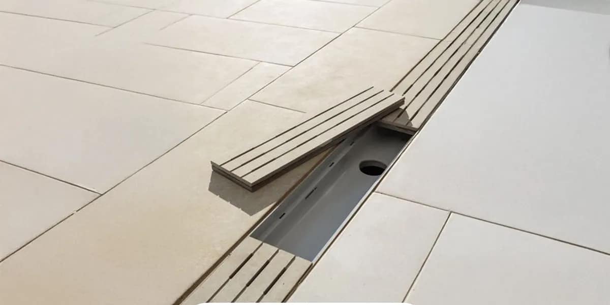 amura-system-sistema-drenaje-y-canalizacion-canaleta Sistema de canalización y drenaje integrado al sistema constructivo, aplicado en duchas y superficies revestidas para una evacuación eficiente del agua.