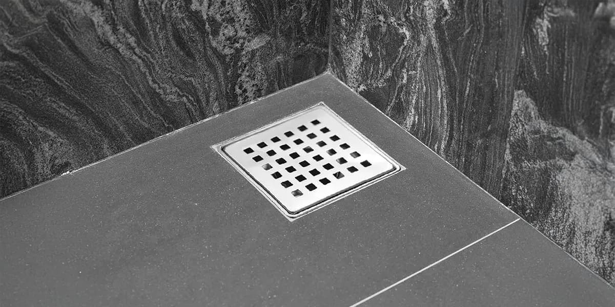 amura-system-sistema-drenaje-y-canalizacion-ducha Sistema de canalización y drenaje integrado al sistema constructivo, aplicado en duchas y superficies revestidas para una evacuación eficiente del agua.