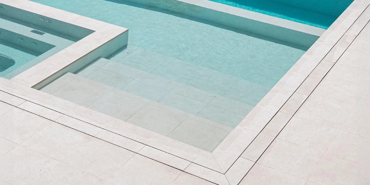 Sistema de impermeabilización Revestech aplicado en piscina con revestimiento cerámico en zona húmeda.