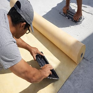 Aplicación manual de lámina impermeabilizante en cubierta plana