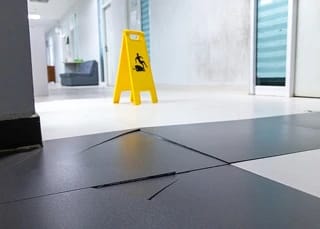 amura-system-soluciones-servicios-desolidarizacion Sistema de desolidarización bajo revestimiento cerámico en pasillo interior con control de humedad.