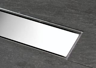 amura-system-soluciones-servicios-duchas Canaleta de drenaje integrada en piso con sistema de impermeabilización para evacuación eficiente del agua.
