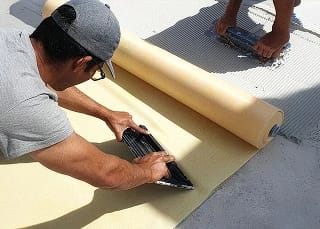 Colocación de membrana impermeabilizante sobre losa como parte del sistema de impermeabilización AMURA.
