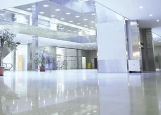 amura-system-soluciones-servicios-sistemas-especiales Piso interior de alto tránsito con sistema de impermeabilización y terminación continua en edificio corporativo.